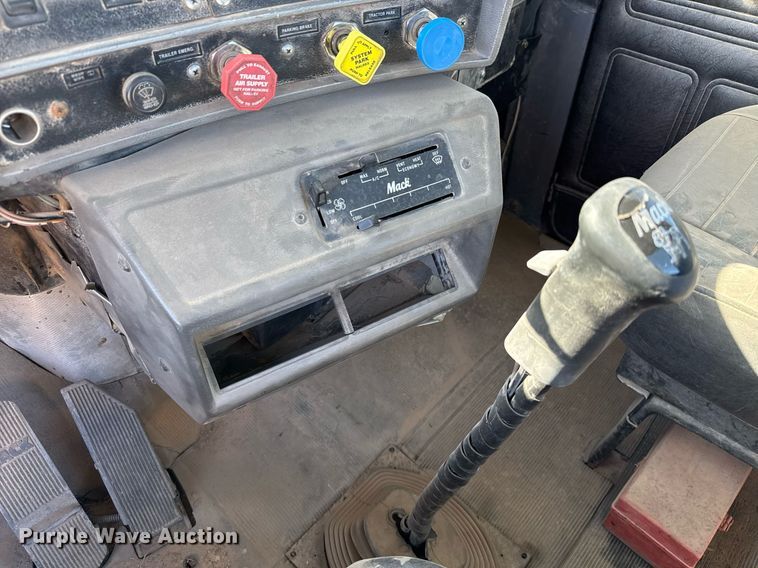 image for item DP0017 2001 Mack RD688S truck cab and chassis