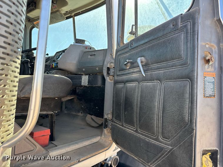 image for item DP0017 2001 Mack RD688S truck cab and chassis