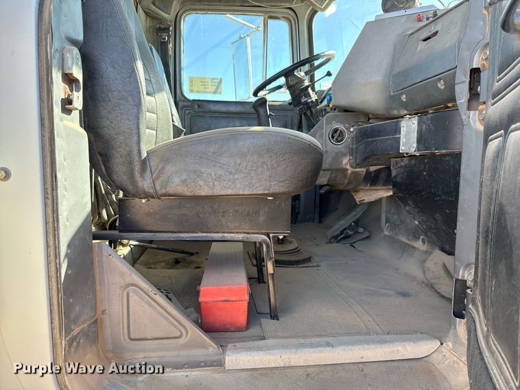 image for item DP0017 2001 Mack RD688S truck cab and chassis