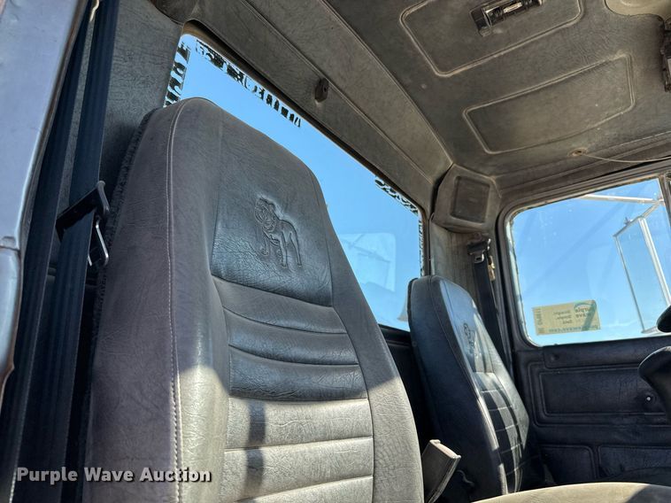 image for item DP0017 2001 Mack RD688S truck cab and chassis