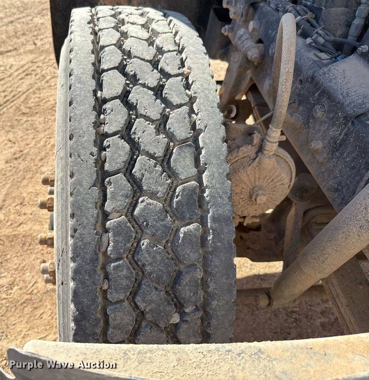 image for item DP0017 2001 Mack RD688S truck cab and chassis