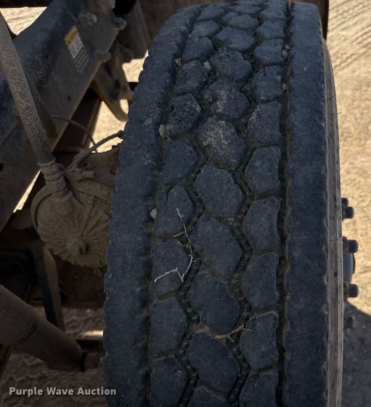 image for item DP0017 2001 Mack RD688S truck cab and chassis