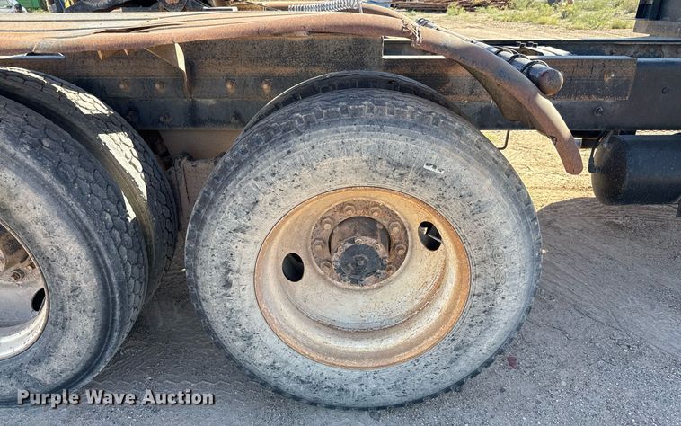 image for item DP0017 2001 Mack RD688S truck cab and chassis