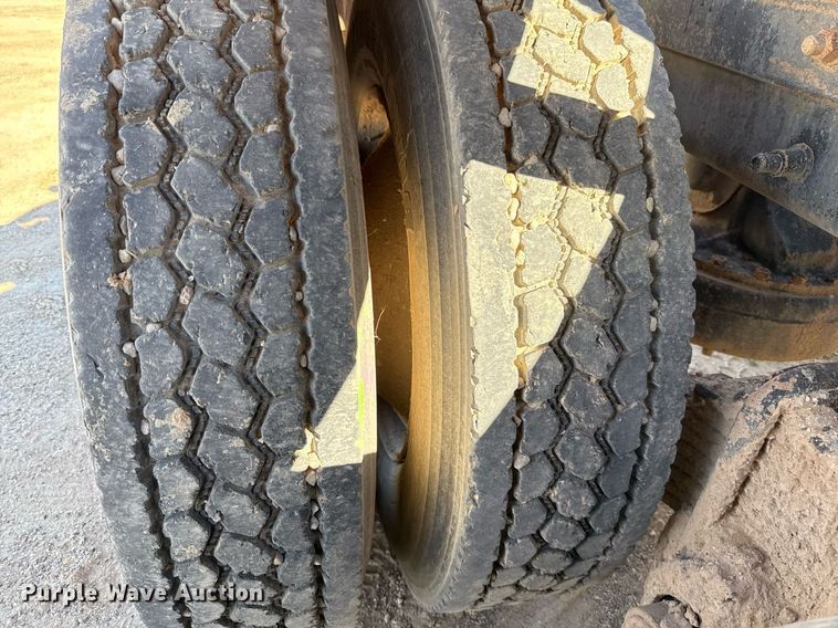 image for item DP0017 2001 Mack RD688S truck cab and chassis