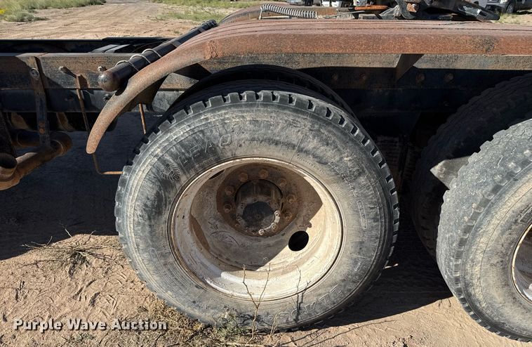 image for item DP0017 2001 Mack RD688S truck cab and chassis