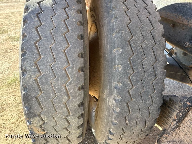 image for item DP0017 2001 Mack RD688S truck cab and chassis