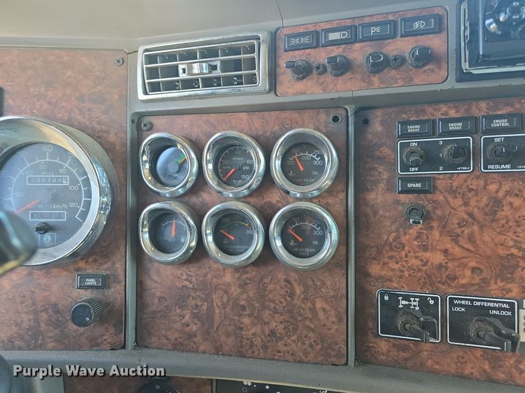 image for item DQ4569 2003 Kenworth  T800 dump truck