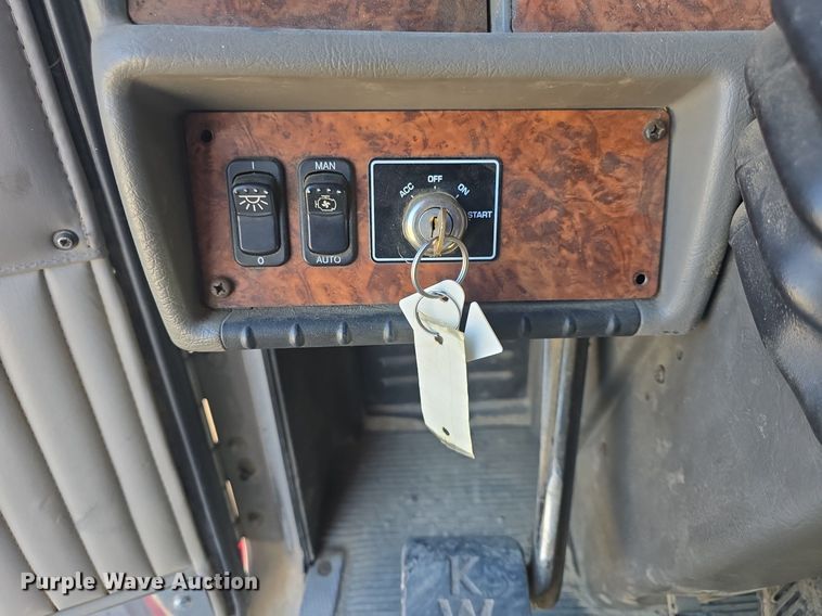 image for item DQ4569 2003 Kenworth  T800 dump truck