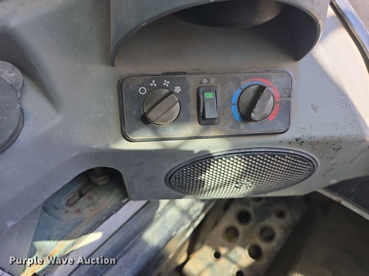 image for item DQ5172 2013 Bobcat  S750 skid steer loader