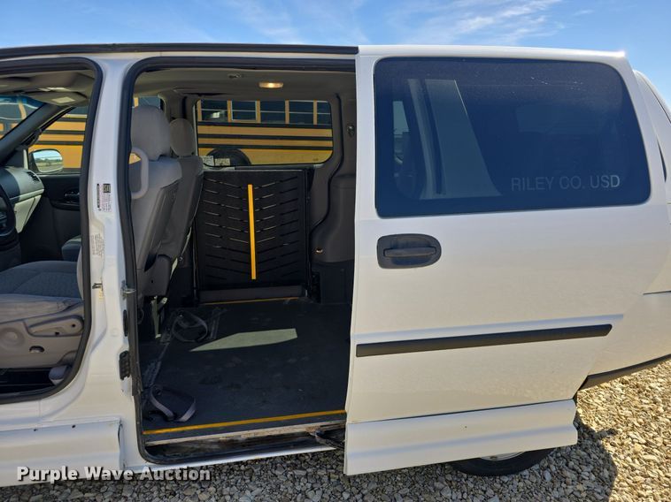 image for item DQ5175 2007 Chevrolet Uplands LS AmeriVan handicap accessible van