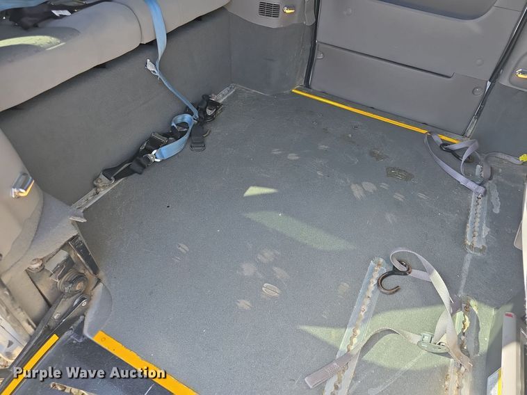 image for item DQ5175 2007 Chevrolet Uplands LS AmeriVan handicap accessible van