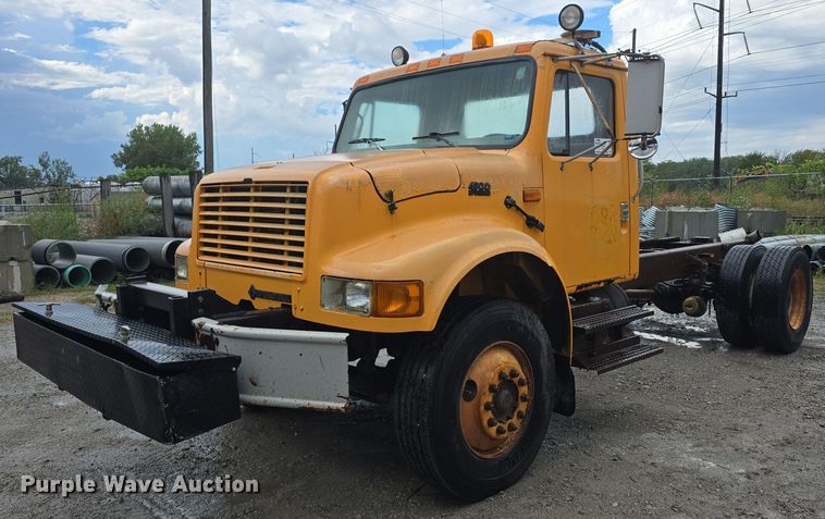 image for item DS4855 1995 International 4900 truck cab and chassis