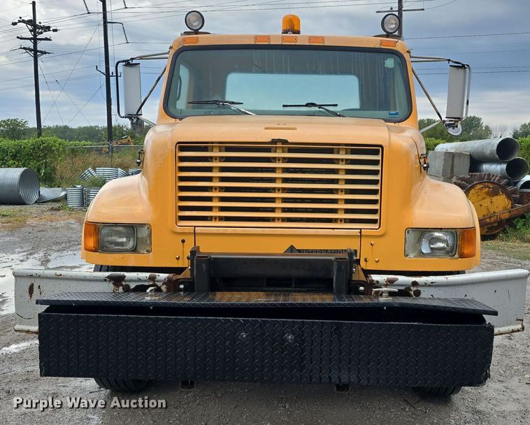 image for item DS4855 1995 International 4900 truck cab and chassis