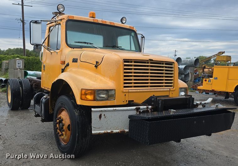 image for item DS4855 1995 International 4900 truck cab and chassis