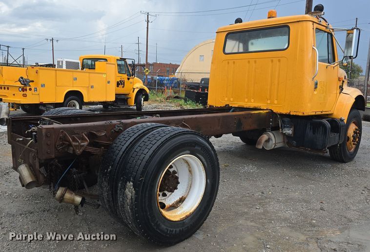 image for item DS4855 1995 International 4900 truck cab and chassis