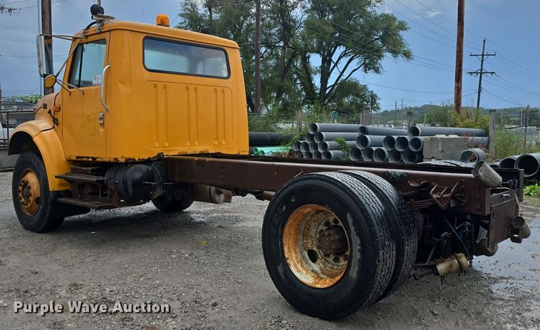 image for item DS4855 1995 International 4900 truck cab and chassis