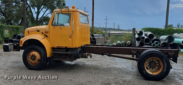 image for item DS4855 1995 International 4900 truck cab and chassis