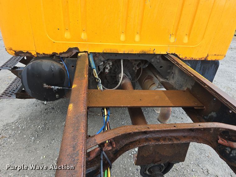 image for item DS4855 1995 International 4900 truck cab and chassis