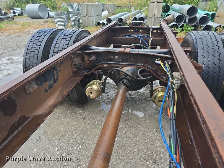 image for item DS4855 1995 International 4900 truck cab and chassis