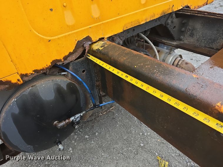 image for item DS4855 1995 International 4900 truck cab and chassis