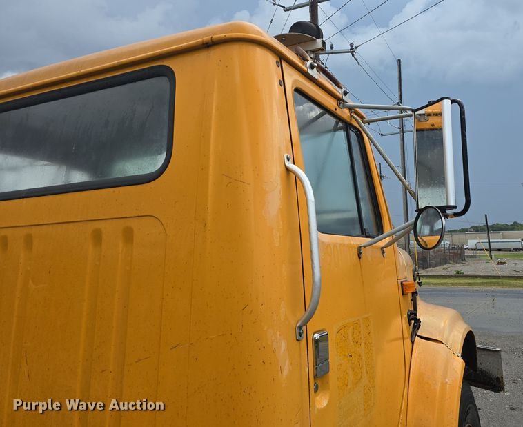 image for item DS4855 1995 International 4900 truck cab and chassis