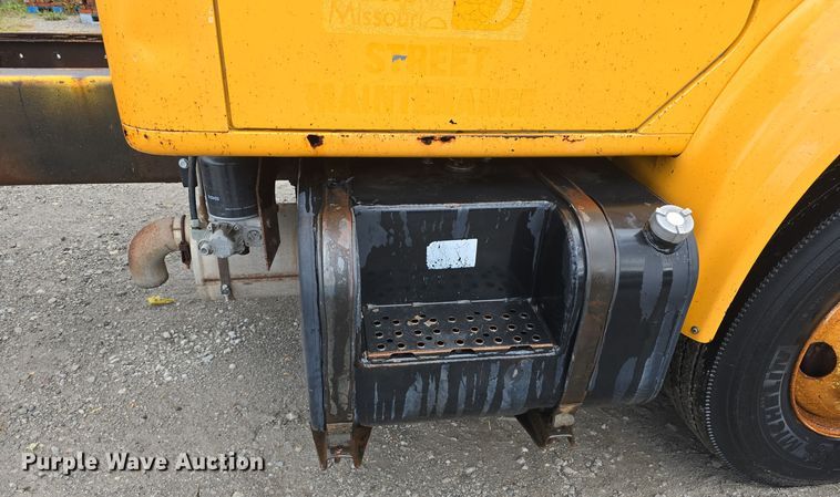 image for item DS4855 1995 International 4900 truck cab and chassis