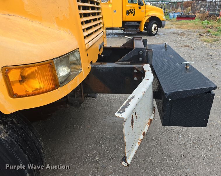 image for item DS4855 1995 International 4900 truck cab and chassis