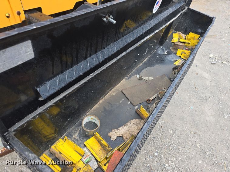 image for item DS4855 1995 International 4900 truck cab and chassis