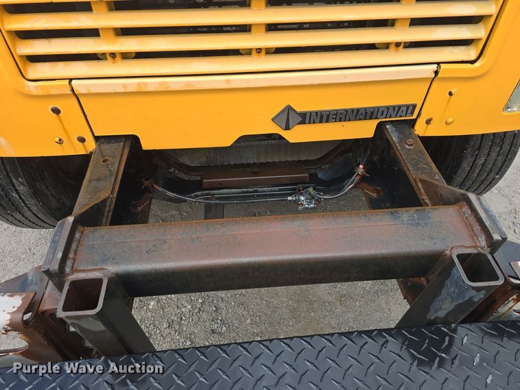 image for item DS4855 1995 International 4900 truck cab and chassis