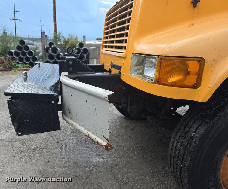 image for item DS4855 1995 International 4900 truck cab and chassis