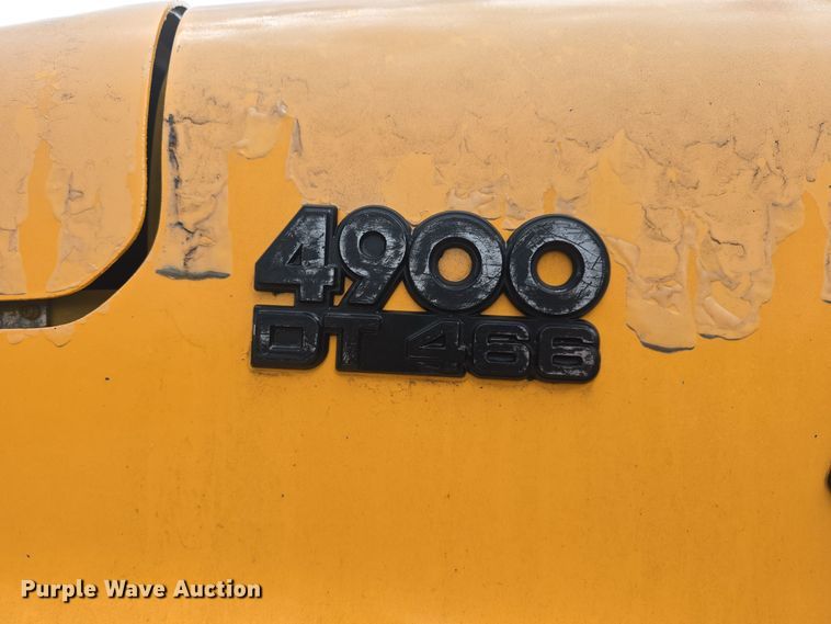 image for item DS4855 1995 International 4900 truck cab and chassis