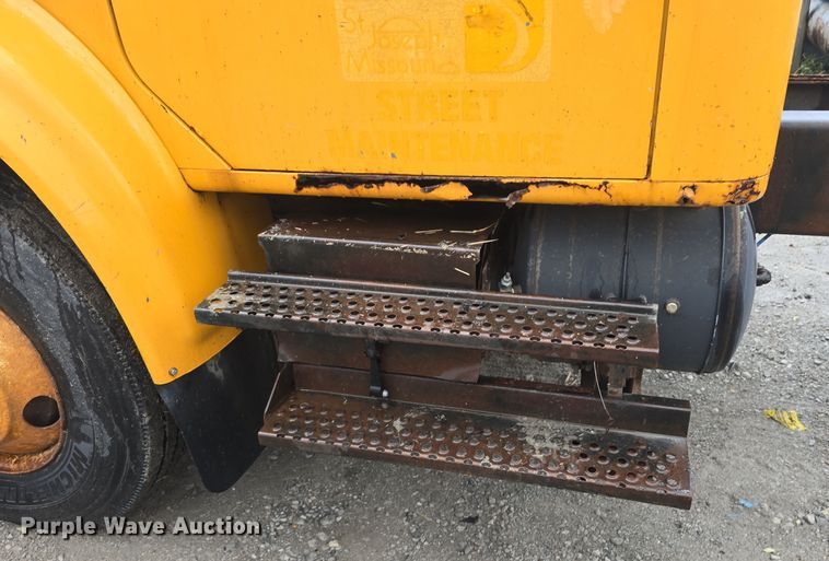 image for item DS4855 1995 International 4900 truck cab and chassis