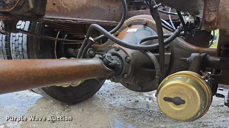 image for item DS4855 1995 International 4900 truck cab and chassis