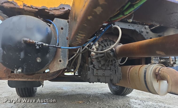 image for item DS4855 1995 International 4900 truck cab and chassis