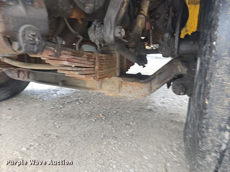 image for item DS4855 1995 International 4900 truck cab and chassis