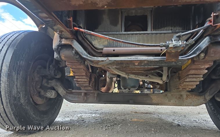 image for item DS4855 1995 International 4900 truck cab and chassis