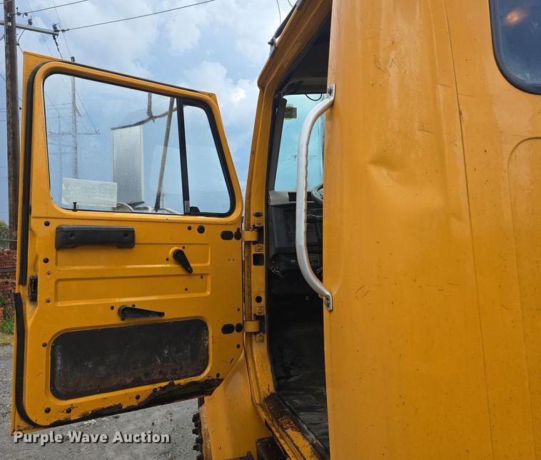 image for item DS4855 1995 International 4900 truck cab and chassis