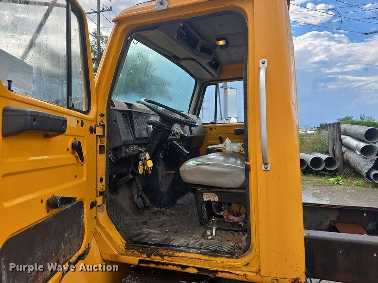 image for item DS4855 1995 International 4900 truck cab and chassis