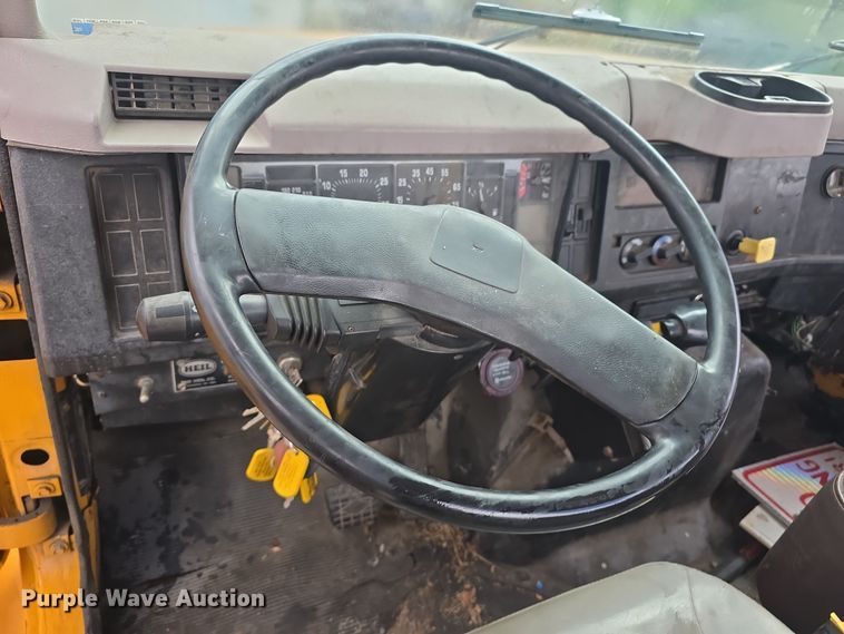 image for item DS4855 1995 International 4900 truck cab and chassis