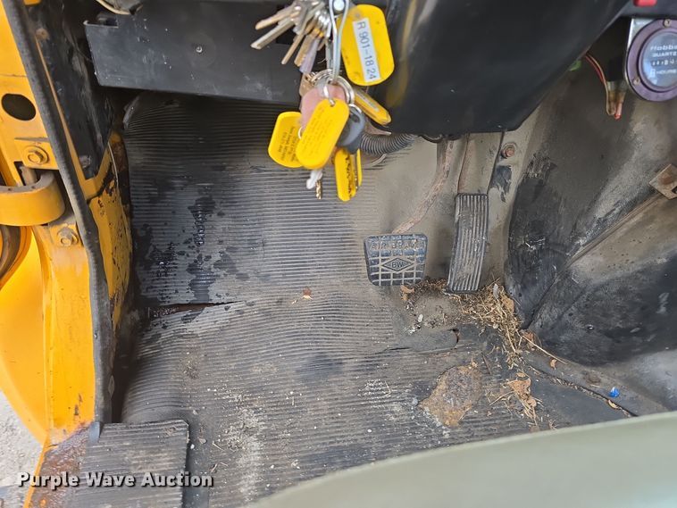 image for item DS4855 1995 International 4900 truck cab and chassis