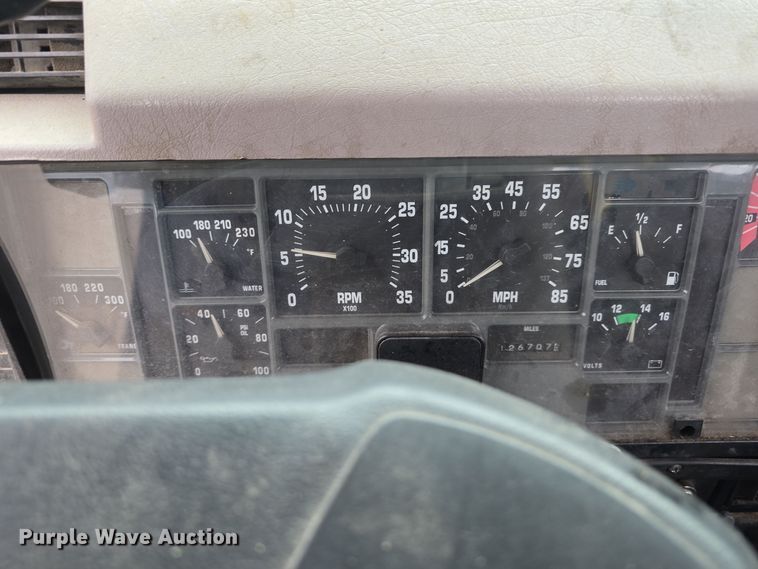 image for item DS4855 1995 International 4900 truck cab and chassis