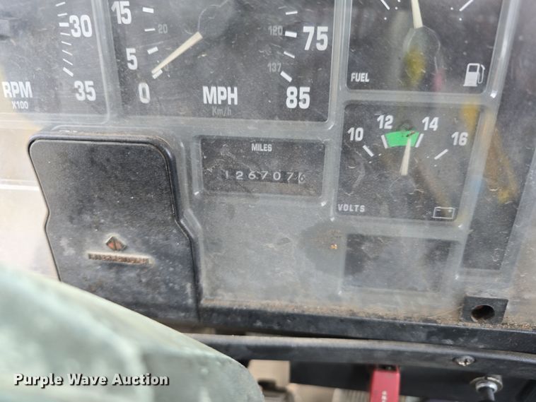 image for item DS4855 1995 International 4900 truck cab and chassis