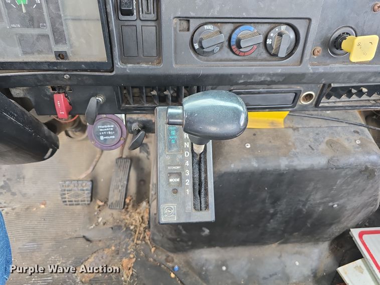 image for item DS4855 1995 International 4900 truck cab and chassis