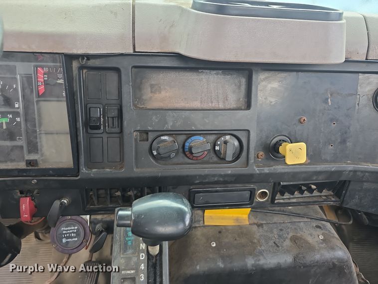 image for item DS4855 1995 International 4900 truck cab and chassis