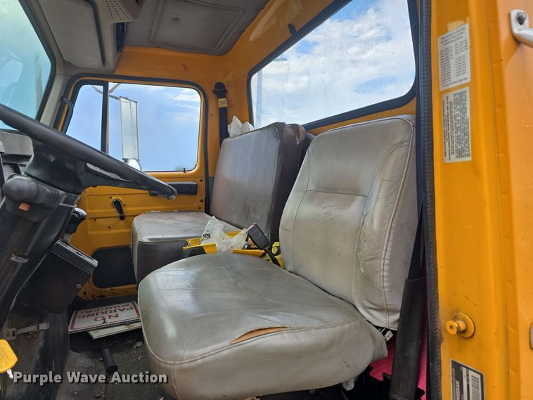 image for item DS4855 1995 International 4900 truck cab and chassis