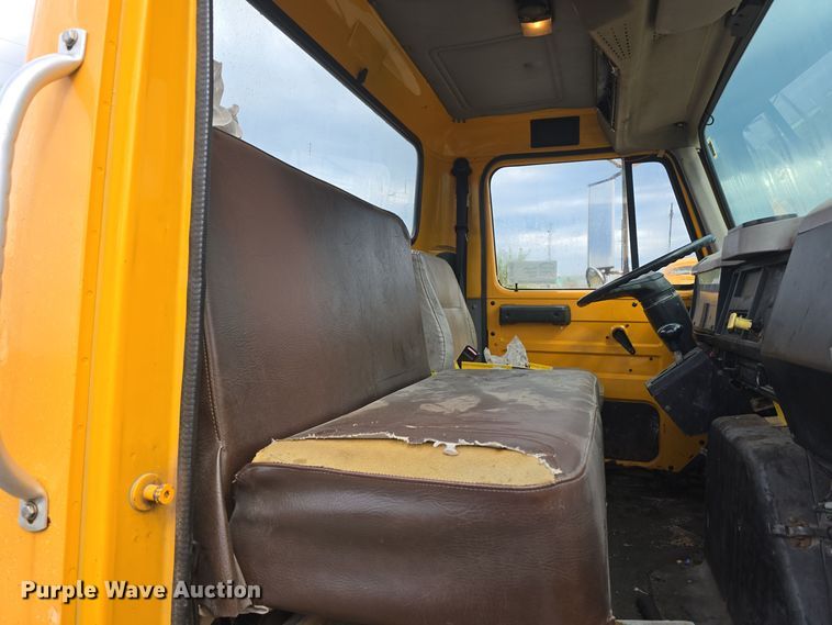 image for item DS4855 1995 International 4900 truck cab and chassis