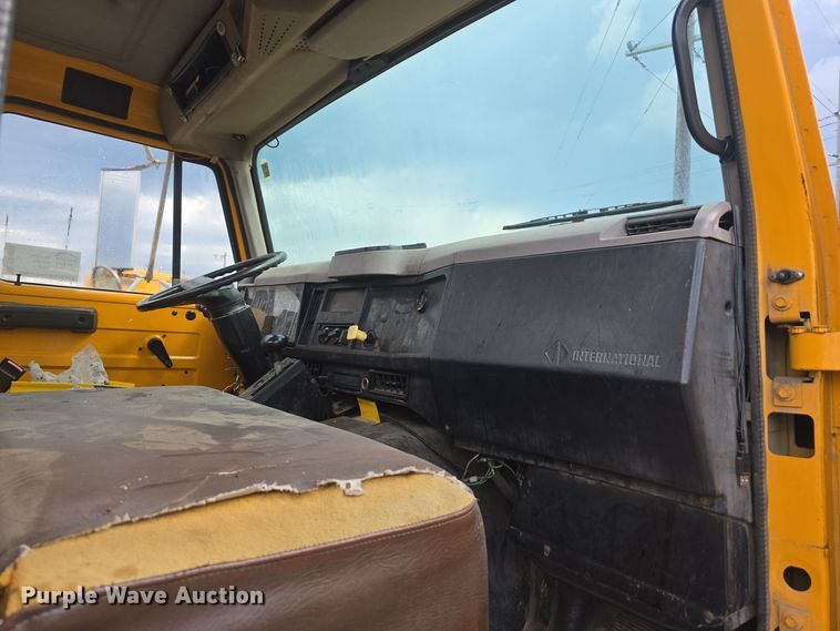image for item DS4855 1995 International 4900 truck cab and chassis