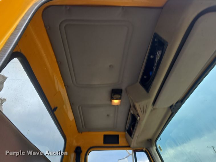 image for item DS4855 1995 International 4900 truck cab and chassis