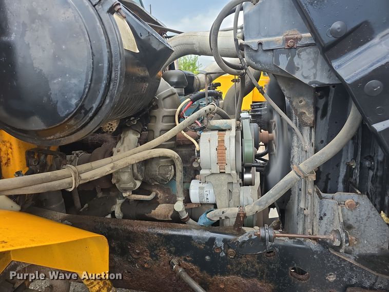 image for item DS4855 1995 International 4900 truck cab and chassis