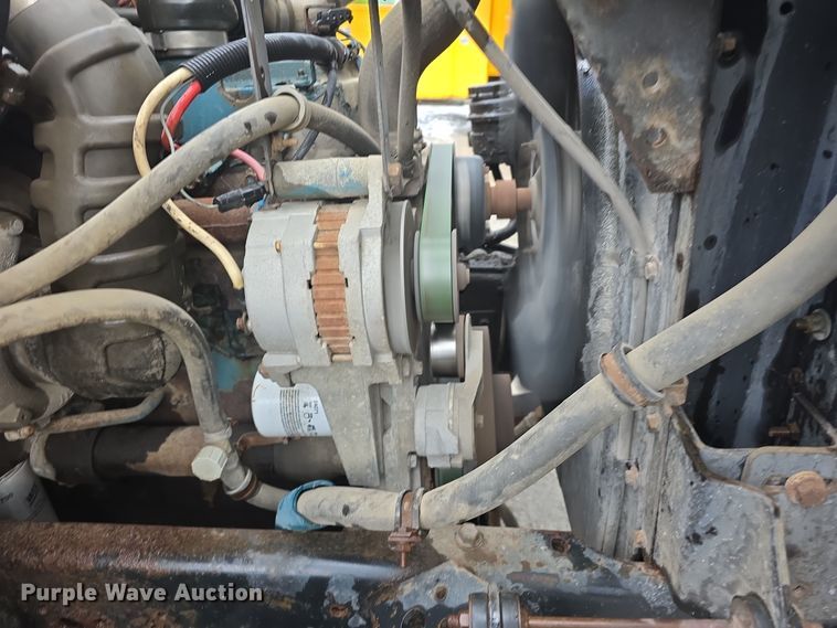 image for item DS4855 1995 International 4900 truck cab and chassis